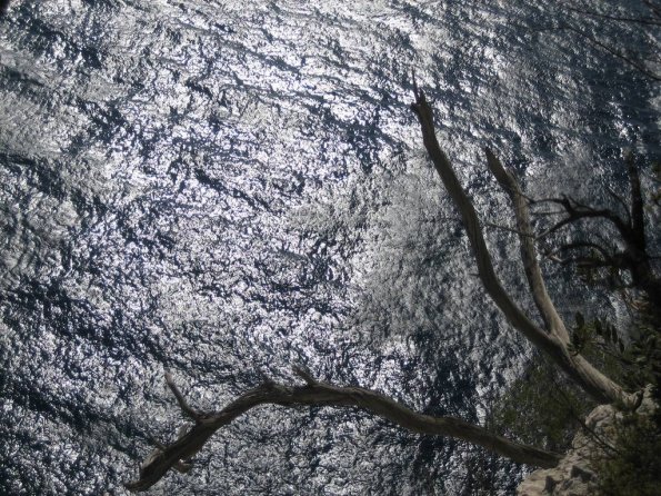En bas, l'eau