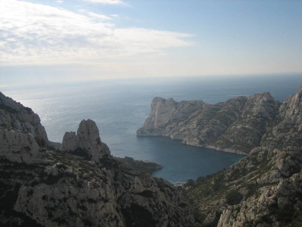 Au fond, la grotte du Capelan