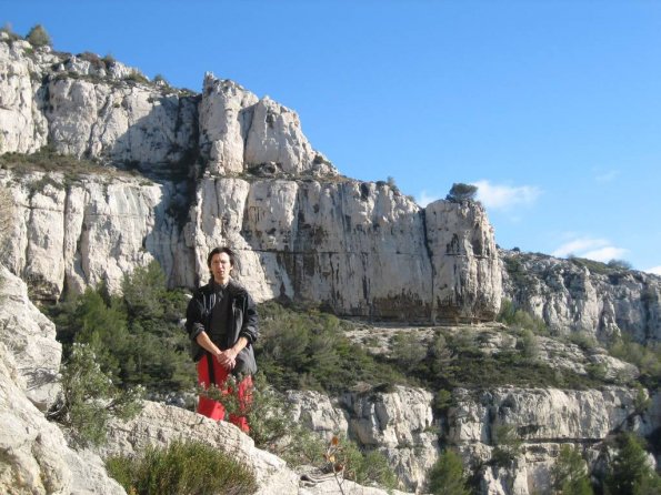 Stéphane devant la falaise du Nid d'Aigle et sa vire 